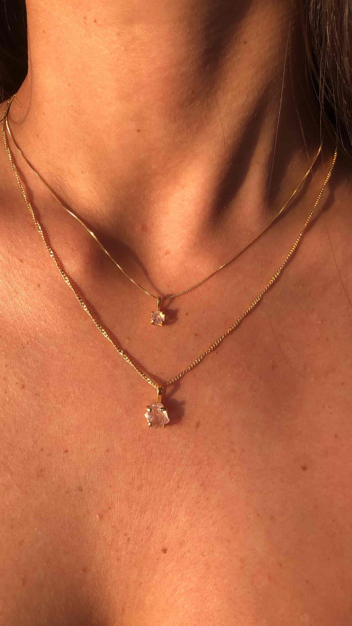 Collar Amulet con Cuarzo Rosado Baño Oro